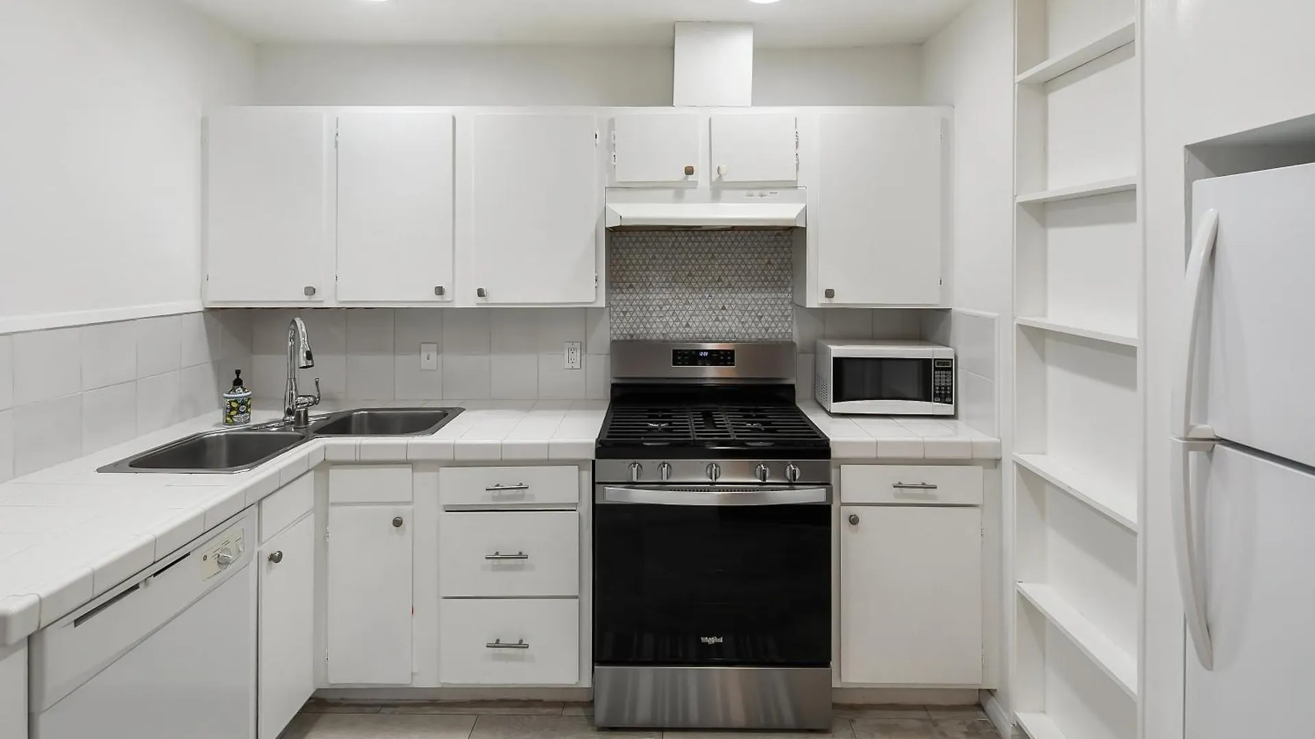 Quaint 1Bd 1Ba Bungalow Los Angeles Apartment
