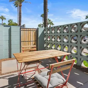large-studio-rooftop-poolside-walk-to-old-town.scottsdalehotels.org/